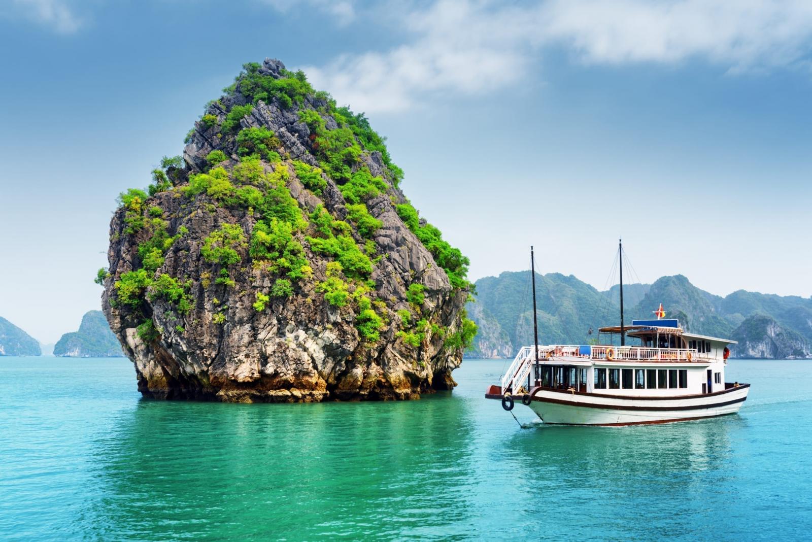 vietnam-ha_long_bay-cruise_ship_sailing-1.jpg